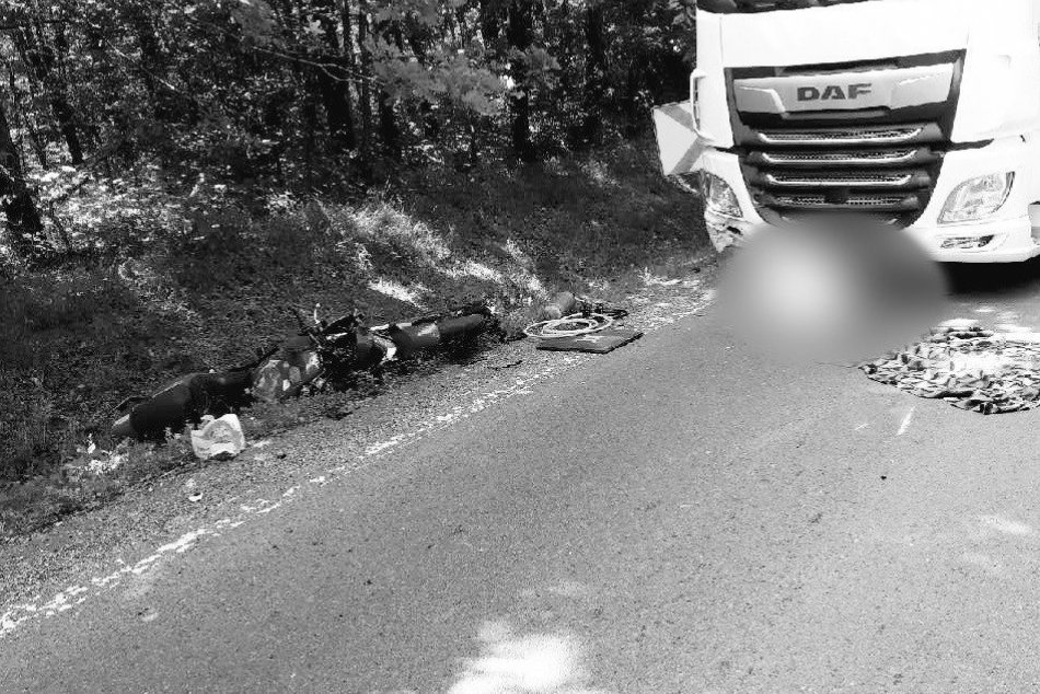 V OBRAZOCH: Pri tragickej zrážke s kamiónom vyhasol život motorkára