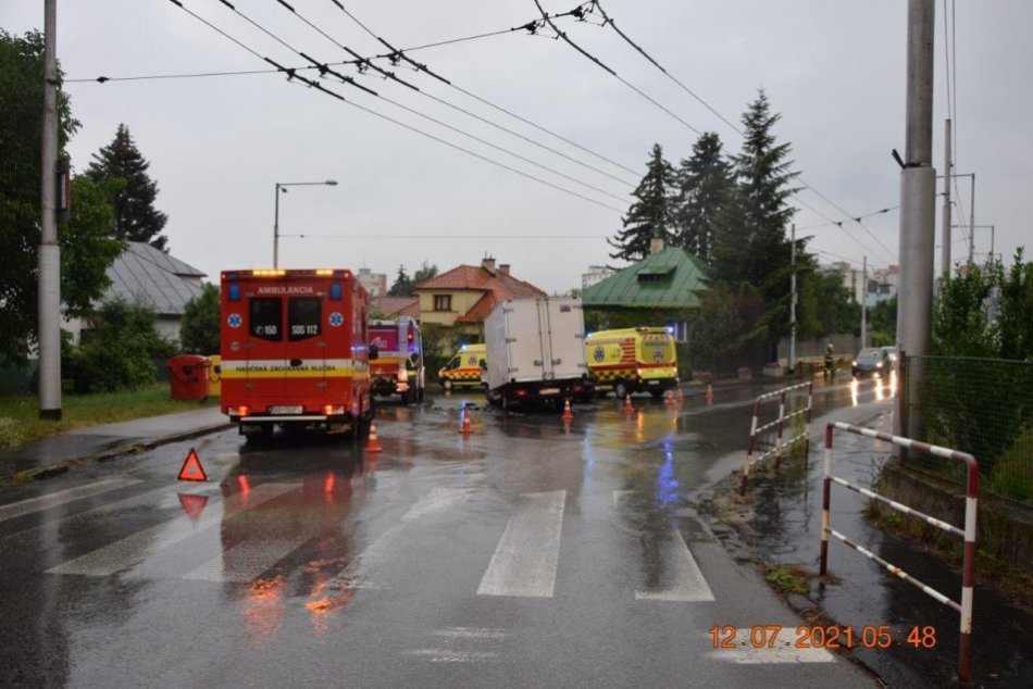 V OBRAZOCH: Na bystrickej križovatke sa zrazilo nákladné auto s osobným