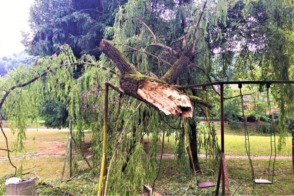 FOTO: Na ihrisko na Lánoch spadol veľký konár stromu, problémové sú aj iné
