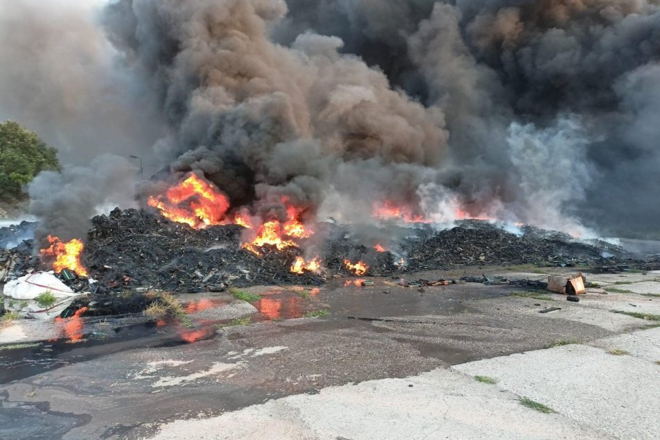 V OBRAZOCH: Požiar skladovej haly v Palárikove