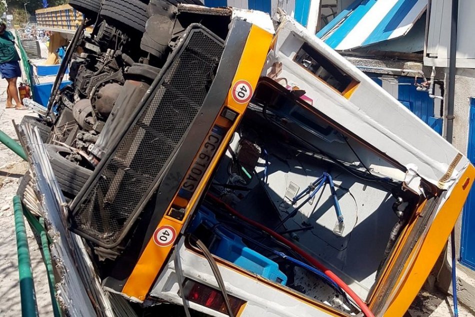Tragická havária v Taliansku: Autobus s pasažiermi sa zrútil na pláž