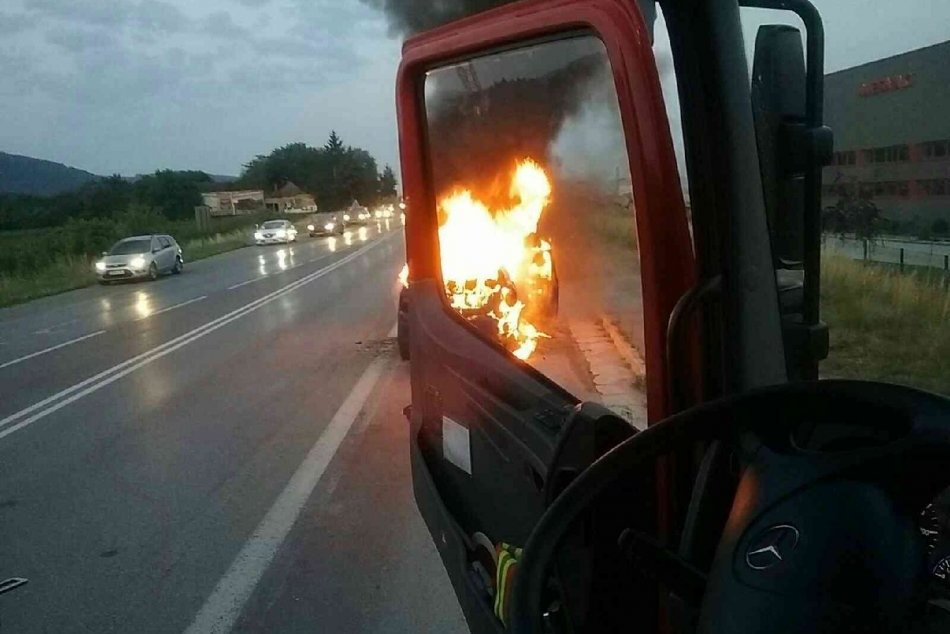 FOTO: Dubnickí hasiči likvidovali požiar osobného auta v Trenčianskej Teplej