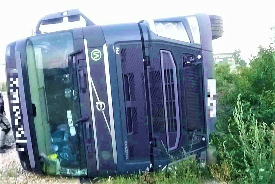 OBRAZOM: Dopravná nehoda kamióna pri obci Dolné Kočkovce