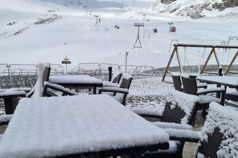 V rakúskych Alpách sa dočkali letnej snehovej nádielky