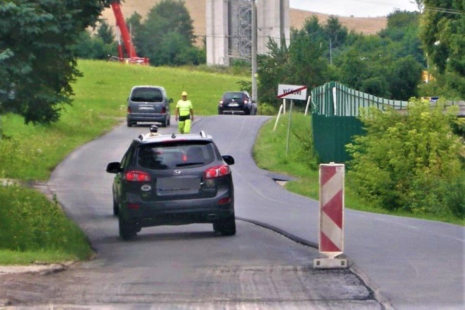 FOTO: Polícia upozorňuje na čiastočnú uzáveru cesty medzi obcami Višňové a Turie