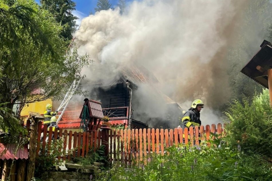 FOTO: Požiar rekreačnej chaty v Jasenovej