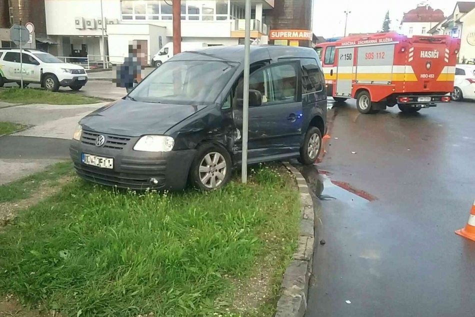 OBRAZOM: Dopravná nehoda troch vozidiel v Nitrianskom Pravne