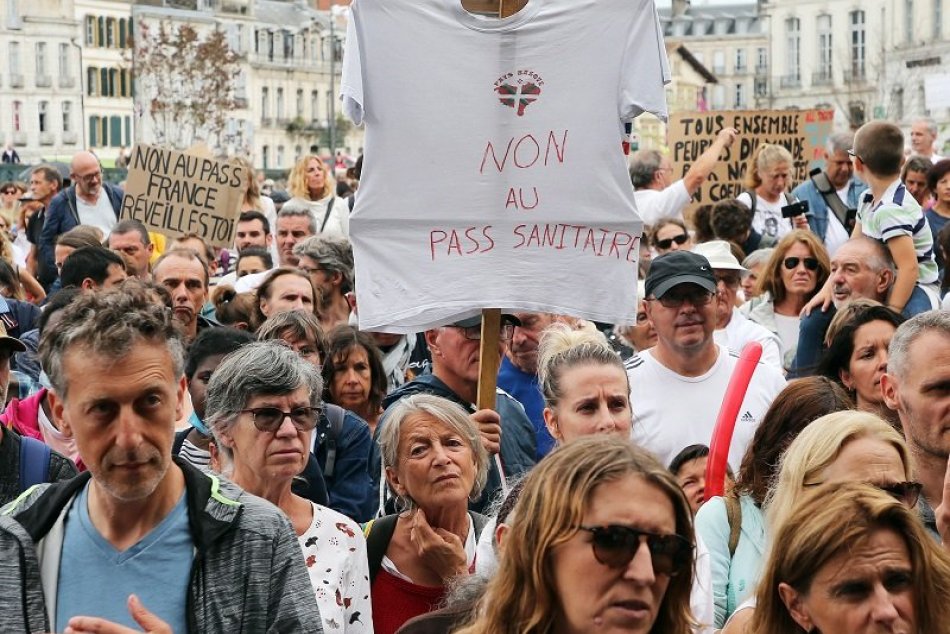 Vo Francúzsku protestovali proti reštrikciám a covidpasom, 7. 8. 2021