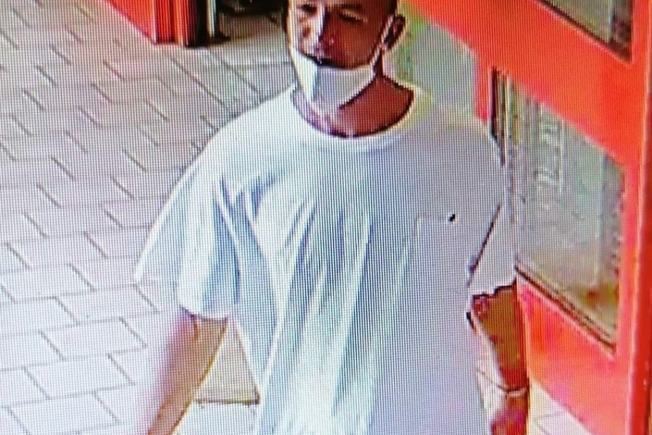 V OBRAZOCH: Poznáte tohto muža? Pátra po ňom bystrická polícia