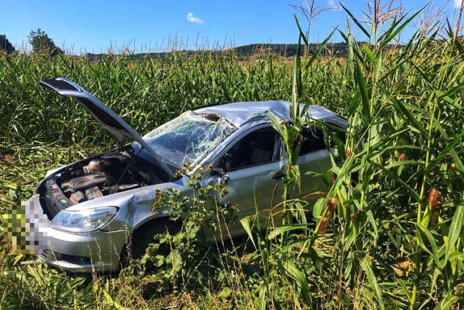 V OBRAZOCH: Po nehode pri Bystrici skončilo auto v poli