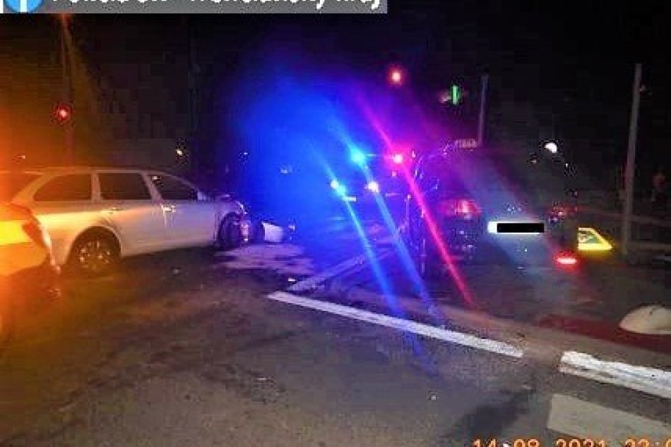 FOTO: Nehoda na hlavnej križovatke v Považskej Bystrici