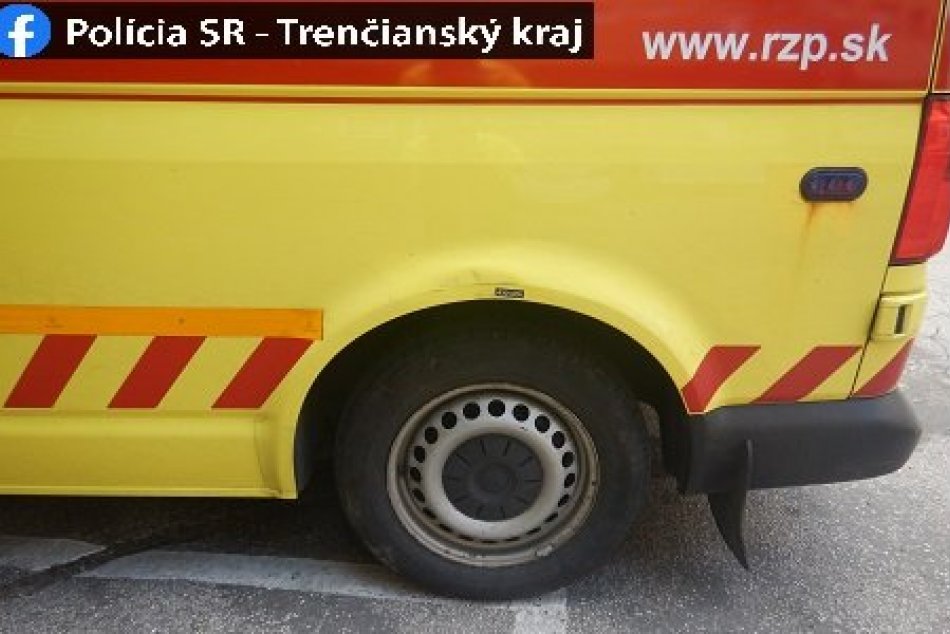 FOTO: Do sanitky na nemocničnom parkovisku v Považskej narazil opitý vodič
