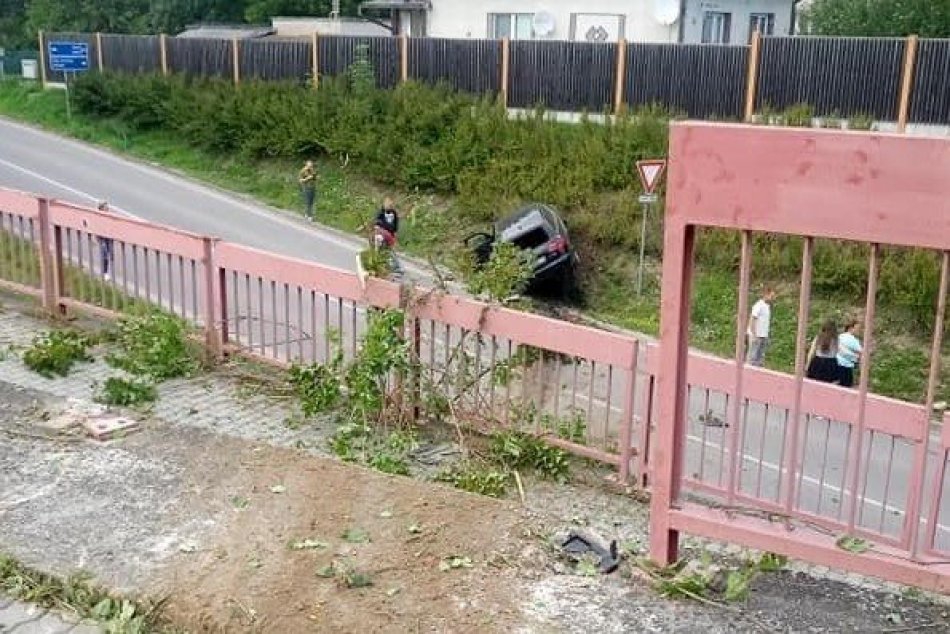 FOTO: Nehoda v Beluši, auto prerazilo zábradlie a letelo ponad chodník i cestu