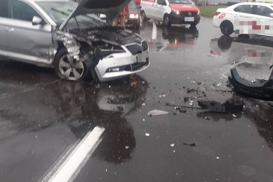 V OBRAZOCH: Nehoda 3 áut vo Zvolene v časti Rákoš