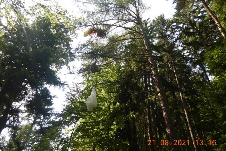 FOTO: Paraglajdista uviazol na strome v katastri obce Horná Poruba