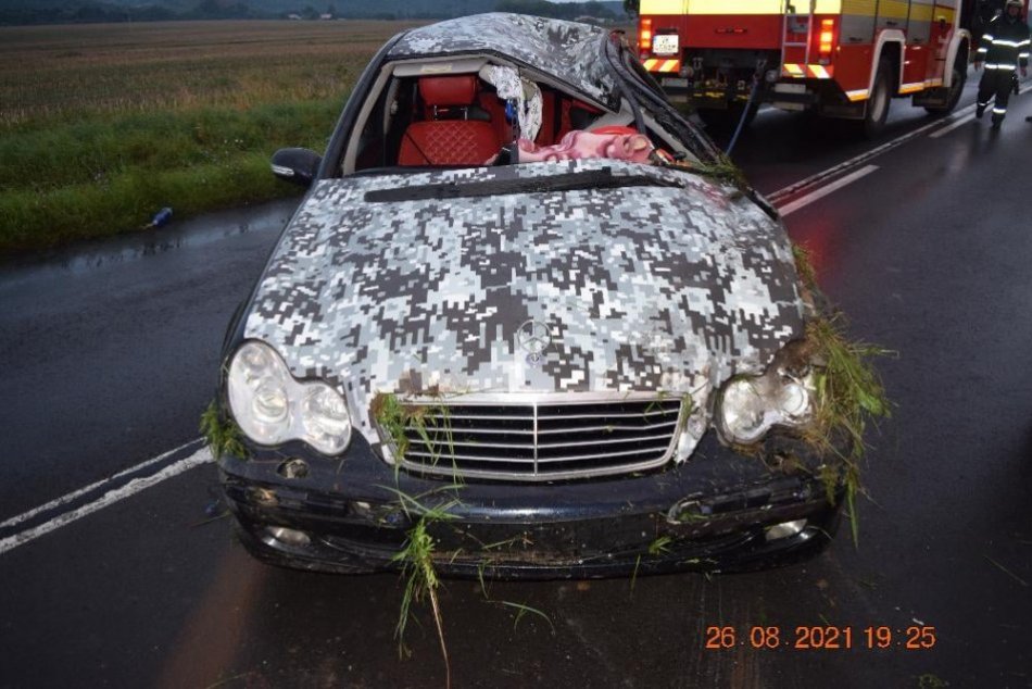 V OBRAZOCH: Pri dopravnej nehode na juhu kraja zahynula mladá žena