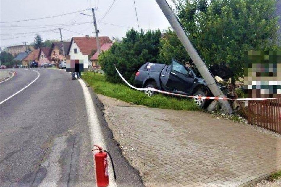 FOTO: Vodič dostal mikrospánok a narazil do plota a stĺpu vo Sverepci