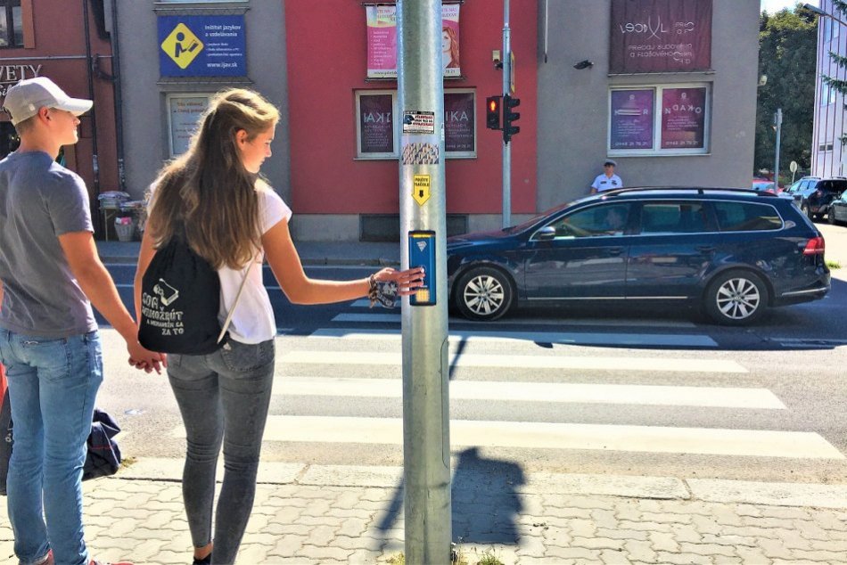 FOTO: Spustili nový semafor v Považskej, na zelenú treba stlačiť tlačidlo
