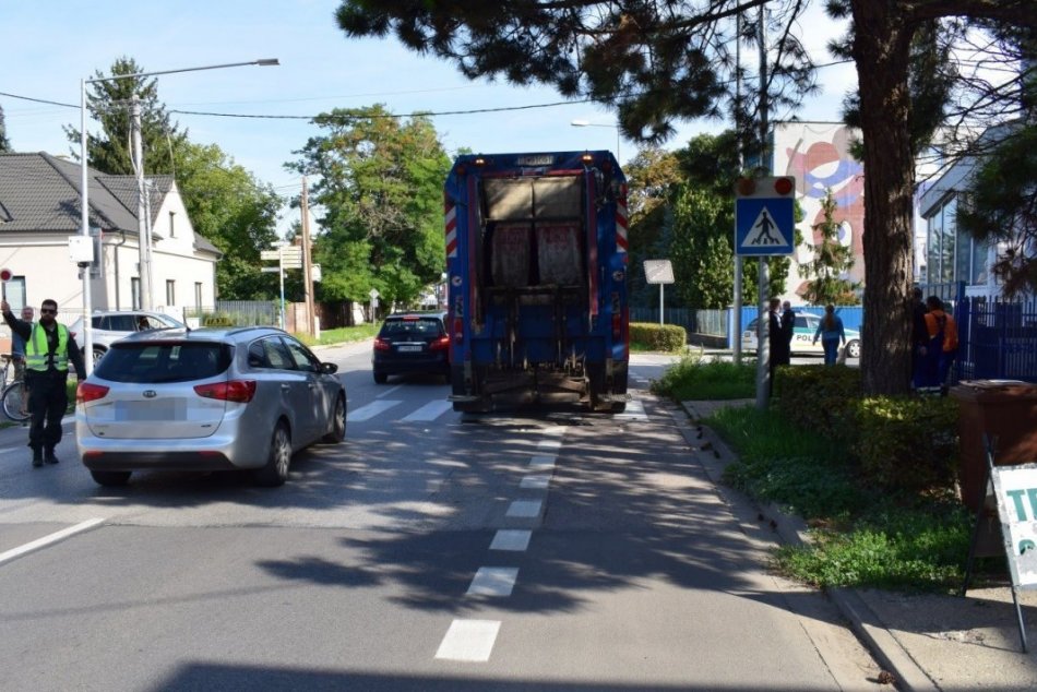 Zrážka cyklistu so smetiarskym autom v Trnave