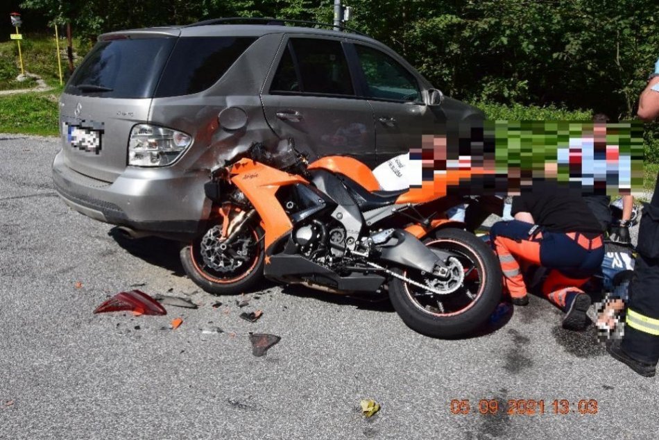 V OBRAZOCH: Motorkár na Šturci narazil do zaparkovaného auta