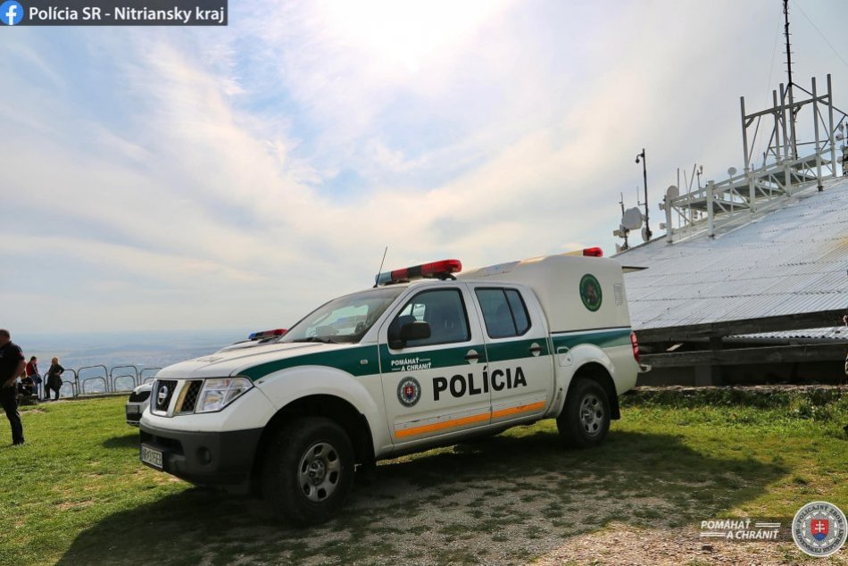 Policajti a ochranári pokračujú v tradícii: Vozíčkarom dopriali výlet na Zobor