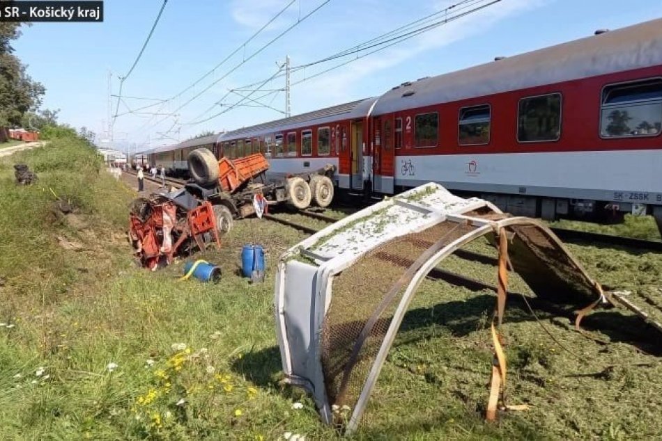 Rýchlik z Košíc do Bratislavy sa zrazil s nákladným autom