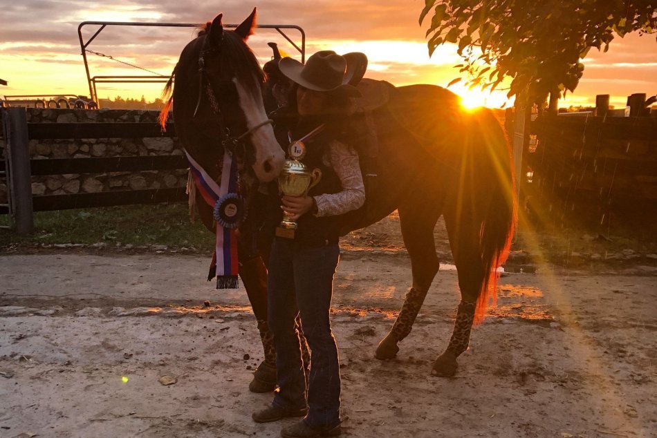 V OBRAZOCH: Revúčanka Timea Jasenková zvláda rodeo na koni aj býkovi