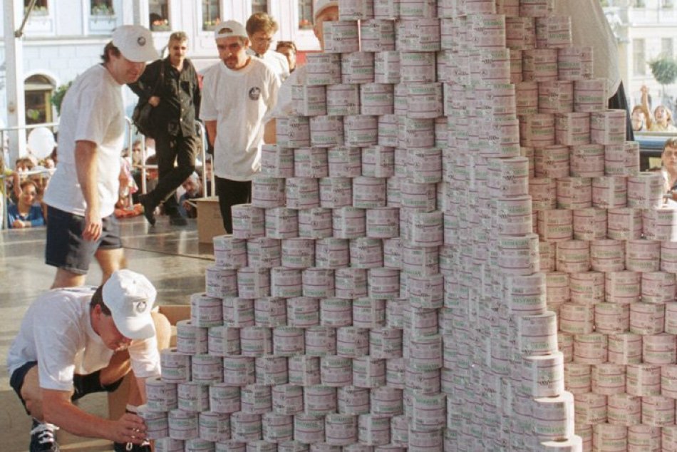V OBRAZOCH: Stavanie rekordnej pyramídy z toaletného papiera