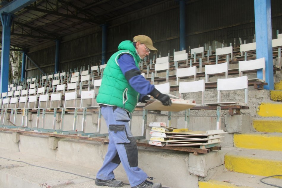 Práce na tribúne atletického štadióna