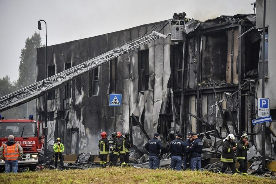 Malé lietadlo narazilo v Miláne do budovy, zahynulo osem ľudí
