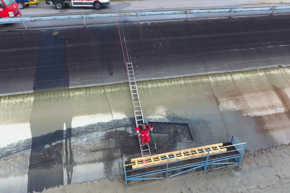 Oprava asfaltovo betónového tesnenia hrádze, znížená hladina Dunaja