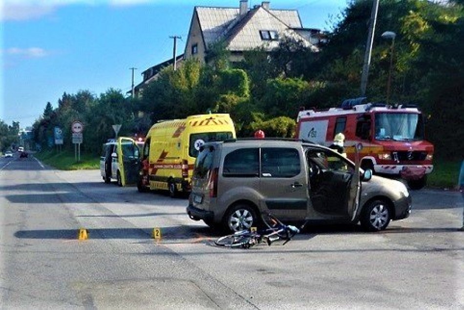 FOTO: Po nehode na Sládkovičovej ulici v Považskej bol ťažko zranený cyklista