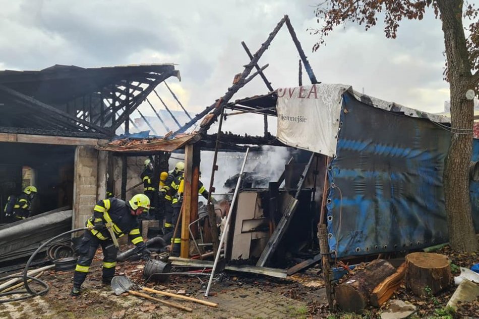 FOTO: Požiar hospodárskej budovy v Kanianke ohrozoval aj rodinný dom