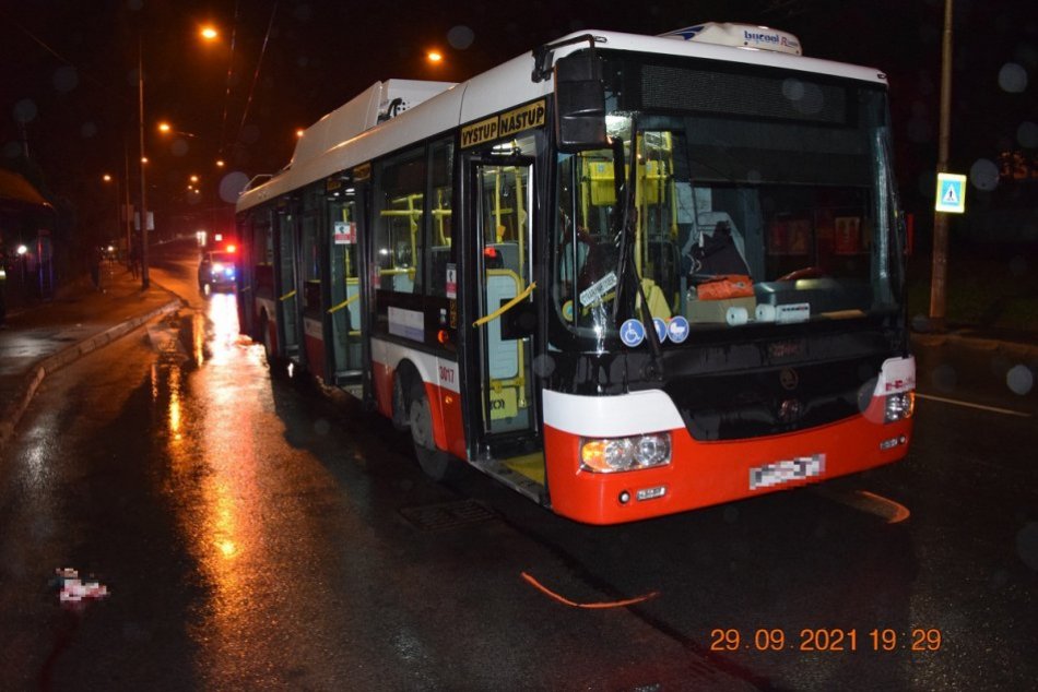 V OBRAZOCH: Polícia hľadá svedkov dopravnej nehody trolejbusu s chodcom