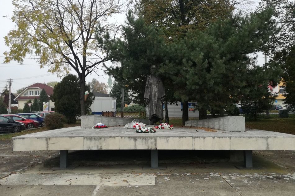 V OOBRAZOCH: Pamätníka obetiam 1. a 2. svetovej vojny vo Zvolenskej Slatine