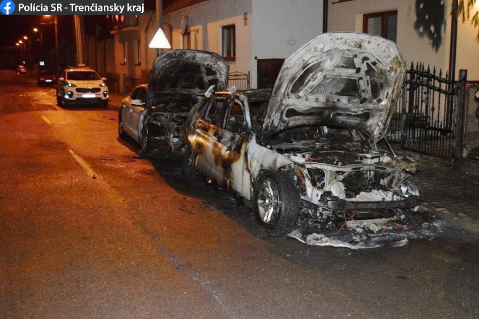 FOTO: V Púchove zhoreli dva automobily, polícia pátra po podpaľačovi