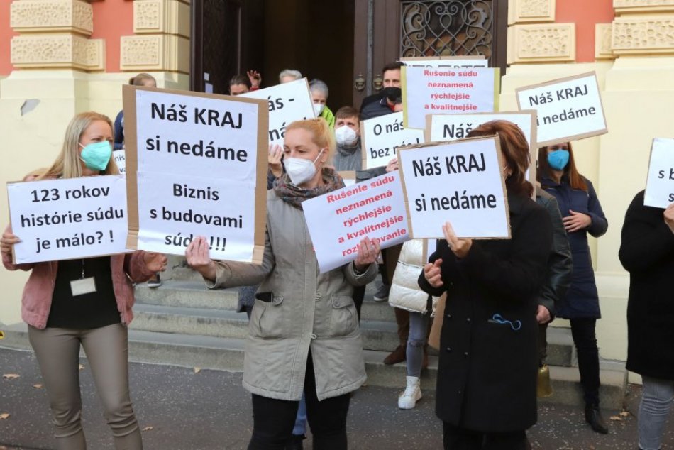 V OBRAZOCH: Protest zamestnancov Krajského súdu v Banskej Bystrici