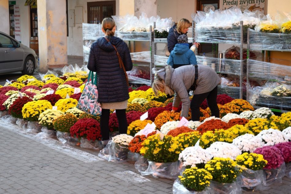 Mestská tržnica v Nitre pred Dušičkami