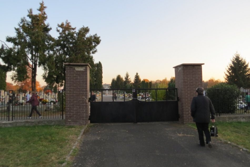 V metropole Zemplína si pripomínajú zomrelých: Mestský cintorín na FOTKÁCH