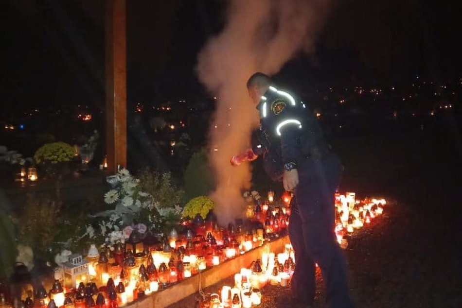 V OBRAZOCH: Mestskí policajti uhasili požiar na cintoríne