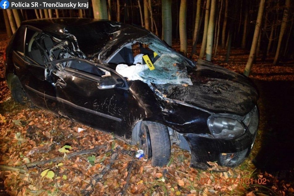 FOTO: Vážna nehoda v Soblahove. Opitý vodič sa zranil, boj spolujazdca o život