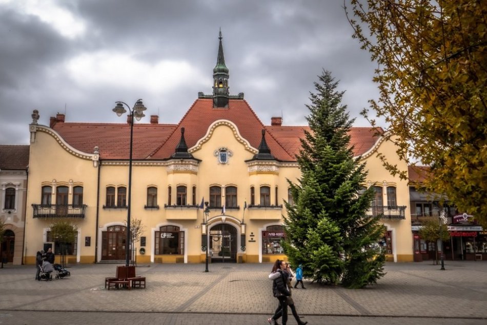 Námestie v Topoľčanoch zdobí vianočný stromček