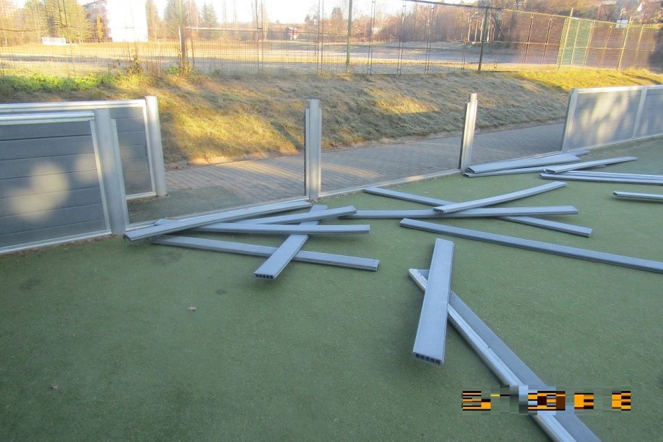 V OBRAZOCH: Vyčíňanie vandalov na ihrisku základnej školy