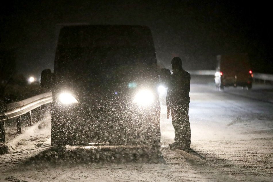 V OBRAZOCH: Horský priechod Donovaly zasiahlo husté sneženie