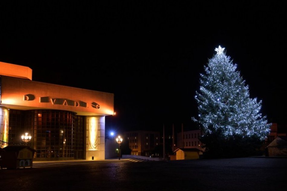 Vianočné mestečko v Nitre spí: Stromček na námestí už svieti, FOTO