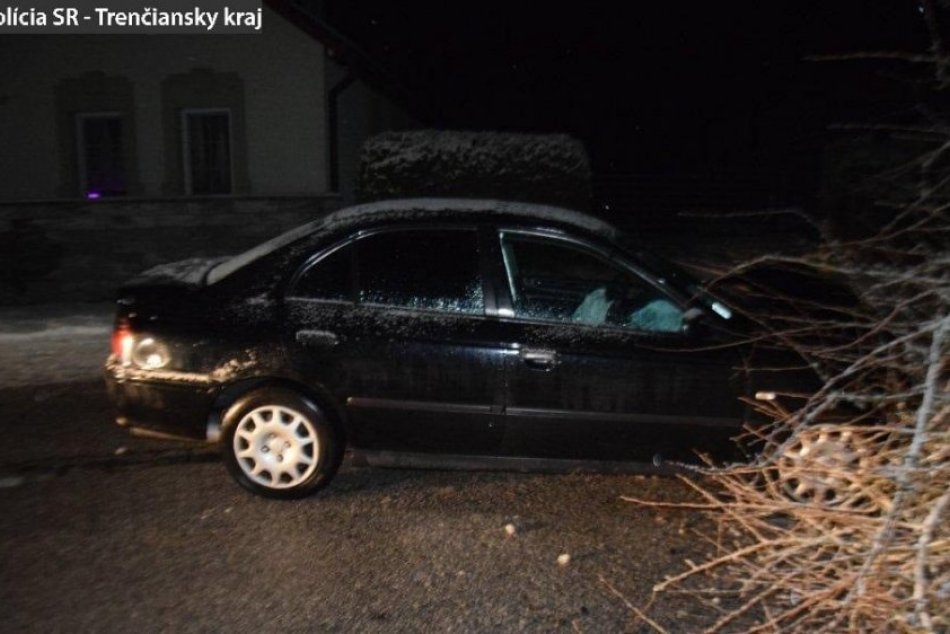 FOTO: Mladý vodič pod vplyvom alkoholu narazil pri Kľačne do stromu