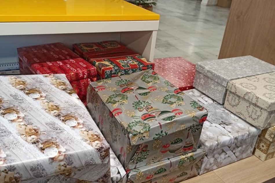 Zamestnanci úradu vytvorili vianočné krabice