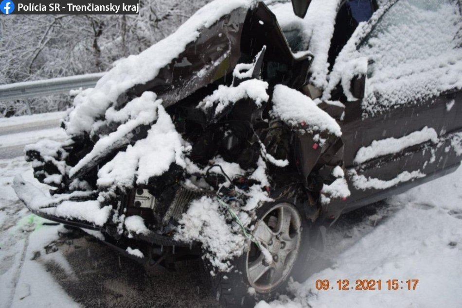 FOTO: Nehody v Trenčianskom kraji kvôli snehu