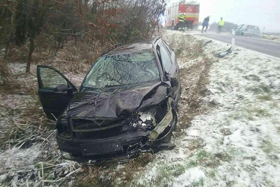 Hasiči odstraňujú škody na cestách spôsobené snežením