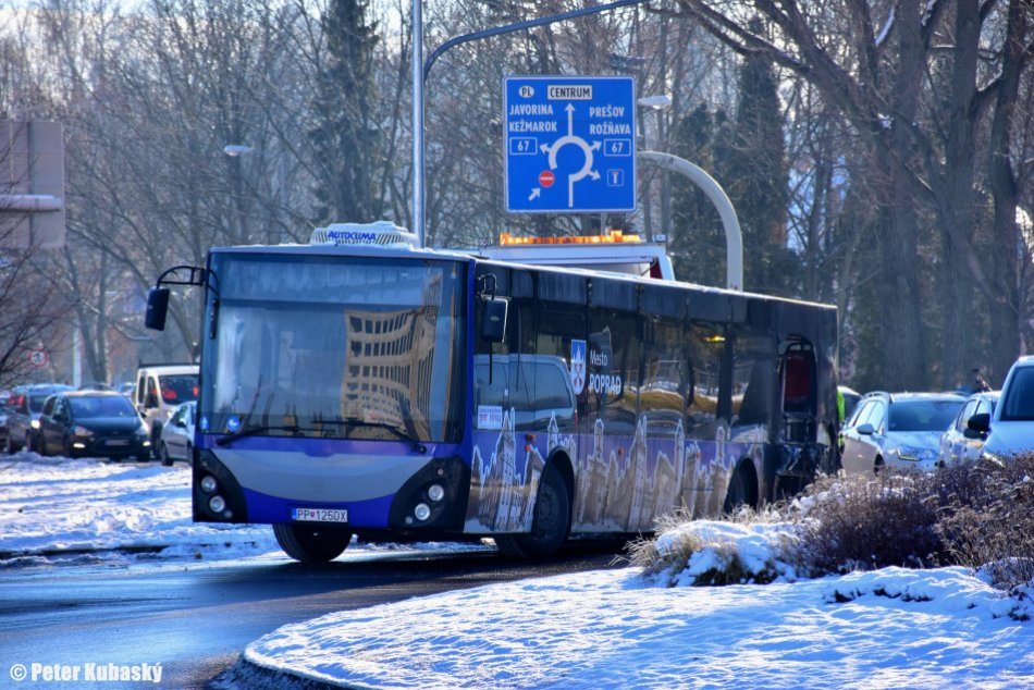 OBRAZOM: Autobus v Poprade v plameňoch